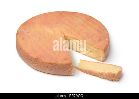 Pezzo di Francese tradizionale formaggio Munster e una fetta isolati su sfondo bianco Foto Stock