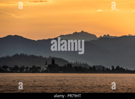 La parte superiore dell'iconico Santis picco, vista dalle rive del lago di Zurigo (Obersee), Sankt Gallen, Svizzera Foto Stock