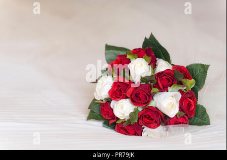Bouquet di rosso e rose bianche REGNO UNITO Foto Stock