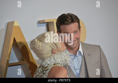 Lady Gaga baci Bradley Cooper, al London film premier di è nata una stella. Foto Stock