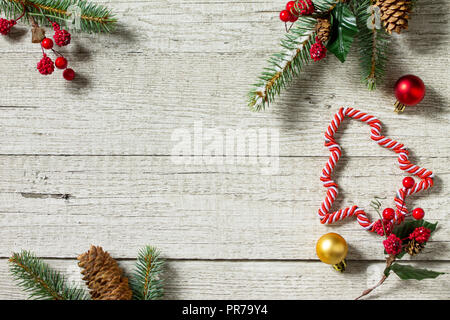 Sfondo di natale. Decorazione di natale su un tavolo di legno. Preparazione per il Natale del concetto. Vista da sopra con copia spazio. Foto Stock