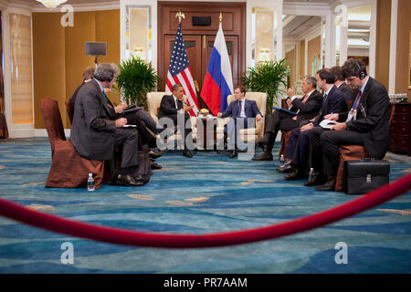 Il presidente Barack Obama partecipa a un incontro bilaterale con il Presidente russo Dmitry Medvedev presso Shangri-La Hotel in Singapore, nov. 15, 2009. Foto Stock