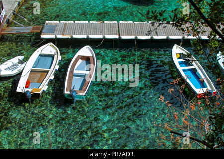 Piccole barche da pesca in acqua turchese - Italia Foto Stock