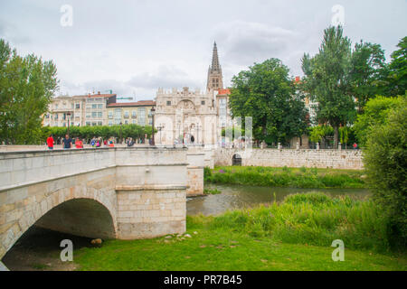 Ponte sul fiume Arlanzon e Santa Maria Arch. Burgos, Spagna. Foto Stock