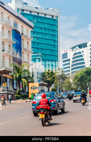 A Kigali, Ruanda - 20 Settembre 2018: il traffico mattutino di Kigali city centre Foto Stock
