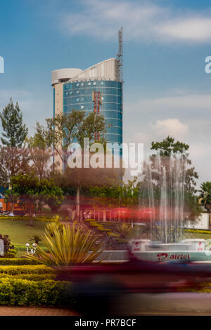 A Kigali, Ruanda - Settembre 20, 2018: un 'moto" (moto) a una rotonda vicino al centro della città, con Kigali City Tower in background Foto Stock