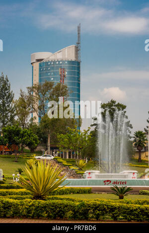 A Kigali, Ruanda - Settembre 20, 2018: una rotonda vicino al centro della città, con Kigali City Tower in background Foto Stock