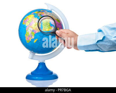 Mano che tiene la lente di ingrandimento sulla penisola arabica sul globo terrestre isolato su bianco Foto Stock