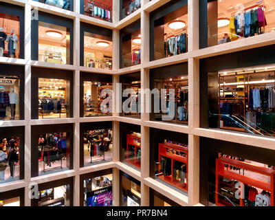 Roma, Italia - Agosto 2018: Interior shot centro commerciale o centro commerciale nel centro cittadino Foto Stock