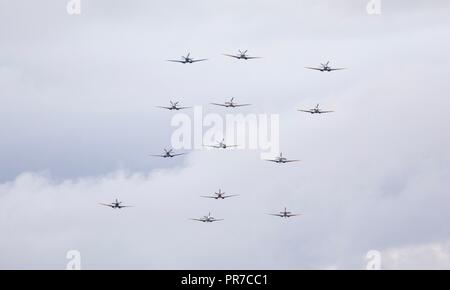 La formazione di massa della II Guerra Mondiale il Supermarine Spitfires, battenti all'IWM Duxford battaglia della Gran Bretagna su airshow il 23 settembre 2018 Foto Stock