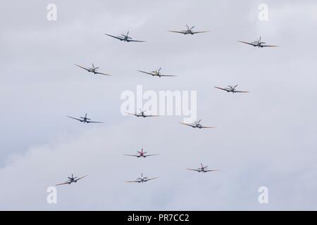 La formazione di massa della II Guerra Mondiale il Supermarine Spitfires, battenti all'IWM Duxford battaglia della Gran Bretagna su airshow il 23 settembre 2018 Foto Stock