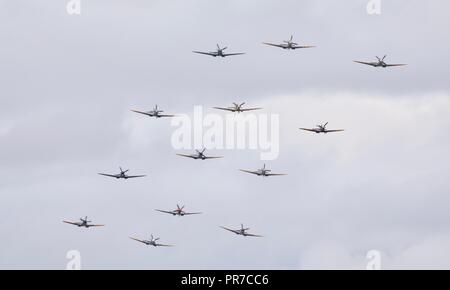 La formazione di massa della II Guerra Mondiale il Supermarine Spitfires, battenti all'IWM Duxford battaglia della Gran Bretagna su airshow il 23 settembre 2018 Foto Stock