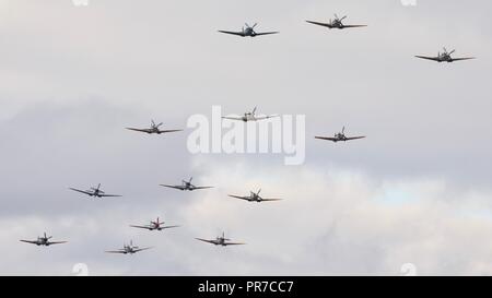 La formazione di massa della II Guerra Mondiale il Supermarine Spitfires, battenti all'IWM Duxford battaglia della Gran Bretagna su airshow il 23 settembre 2018 Foto Stock