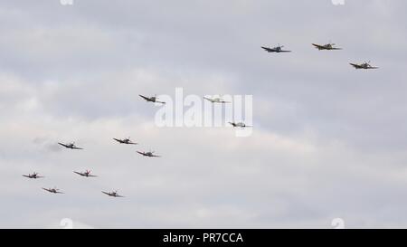 La formazione di massa della II Guerra Mondiale il Supermarine Spitfires, battenti all'IWM Duxford battaglia della Gran Bretagna su airshow il 23 settembre 2018 Foto Stock