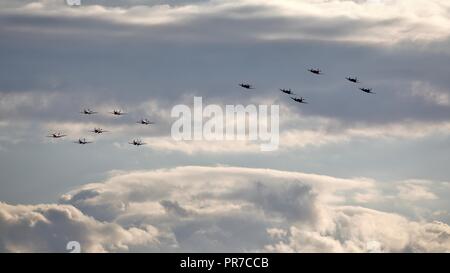 La formazione di massa della II Guerra Mondiale il Supermarine Spitfires, battenti all'IWM Duxford battaglia della Gran Bretagna su airshow il 23 settembre 2018 Foto Stock