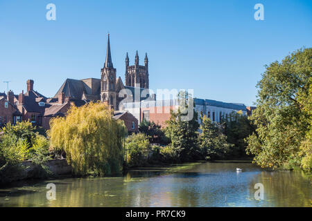 Tutti i Santi,C di E,Chiesa,Fiume apprendere,Royal Leamington Spa,Warwickshire, Inghilterra Foto Stock