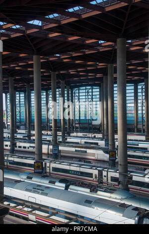 AVE piattaforme. Puerta de la stazione ferroviaria di Atocha, Madrid, Spagna. Foto Stock