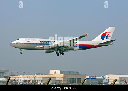 Malaysia Airlines Boeing 747-4h6 l'atterraggio all'aeroporto di Londra Heathrow. Foto Stock