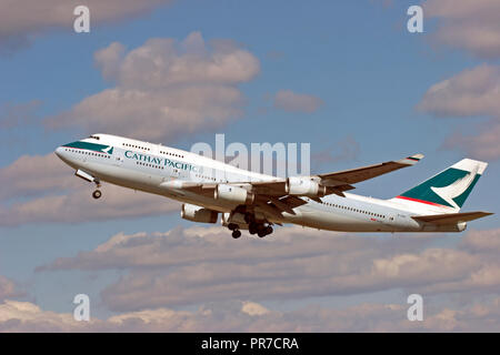 Cathay Pacific Boeing 747-467 il decollo dall'aeroporto di Londra Heathrow. Foto Stock