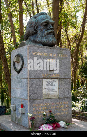 La tomba di Karl Marx nel cimitero di Highgate a Londra. Foto Stock