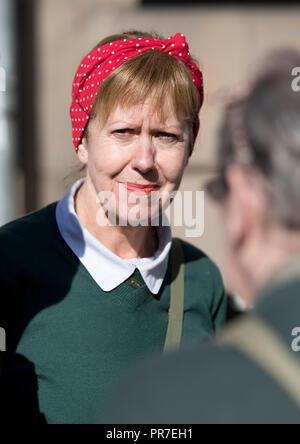 Signora vestita come un esercito di terra ragazza per il Welshpool 1940s Weekend 2018 Foto Stock