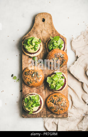 Flat-lay di sano hamburger vegano con polpette di barbabietole Foto Stock