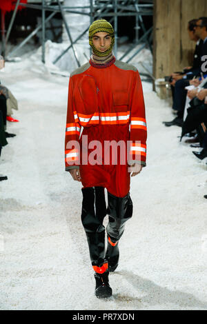 NEW YORK, NY - 13 febbraio: un modello passeggiate sulla pista di Calvin Klein Collezione durante la settimana della moda di New York il 13 febbraio 2018 nella città di New York. Foto Stock