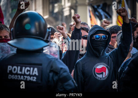 Barcellona, in Catalogna, Spagna. 29Sep, 2018. Un membro della polizia catalana è visto in piedi prima di un manifestante mascherato durante la dimostrazione.Migliaia di catalano simpatizzanti indipendenti protesta durante la celebrazione di una manifestazione della polizia nazionale spagnola unione di decorare i poliziotti che hanno preso parte al 1 ottobre la repressione. Credito: Paco Freire SOPA/images/ZUMA filo/Alamy Live News Foto Stock