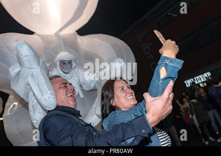 Bournemouth, Regno Unito. Il 29 settembre 2018. Le arti dal Sea Festival prende il via con tutti i modo colorato e spettacoli di strada, arte, la danza e la musica nel centro di Bournemouth. Sabato notte prestazioni mostrate qui Herbert's Dream e due persone ottenendo un selfie. Credito: Thomas Faull/Alamy Live News Foto Stock