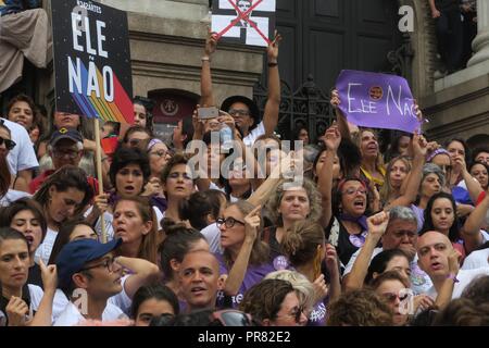 Rio de Janeiro, Brasile, 29 settembre 2018. La dimostrazione contro di destra il candidato presidenziale Jair Bolsonaro in Rio de Janeiro, una delle tante proteste a livello nazionale oggi. Una campagna denominata #EleNao (#NotHim) è stato avviato in social media da donne contro Bolsonaro's misogine, razzisti e omofobi commento. Credito: Maria Adelaide Silva/Alamy Live News Foto Stock