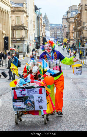 Glasgow, Regno Unito. Il 30 settembre 2018. Migliaia di corridori si è rivelata per partecipare all'annuale grande scozzese eseguire, eseguendo o 10k o mezza maratona, attraverso il centro della città di Glasgow, attraverso il Kingston Bridge sul fiume Clyde e la finitura a Glasgow Green. Le guide di scorrimento sono state allietate dal colonnello Dame Kelly HOLMES Chi era questo anni Ambasciatore per l'esecuzione. Immagine di Tommy Armstrong, di anni 77, da Greenock che è stata raccolta per la ricerca sul cancro alla maratona per oltre vent'anni. Credito: Findlay/Alamy Live News Foto Stock