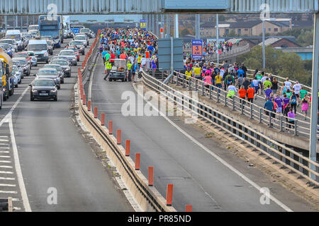 Glasgow, Regno Unito. Il 30 settembre 2018. Migliaia di corridori si è rivelata per partecipare all'annuale grande scozzese eseguire, eseguendo o 10k o mezza maratona, attraverso il centro della città di Glasgow, attraverso il Kingston Bridge sul fiume Clyde e la finitura a Glasgow Green. Le guide di scorrimento sono state allietate dal colonnello Dame Kelly HOLMES Chi era questo anni ambasciatore per la corsa di credito: Findlay/Alamy Live News Foto Stock