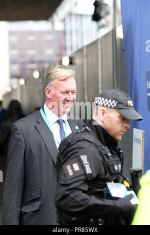 Birmingham, Regno Unito - 30 settembre 2018. MP conservatore Bill Wiggin ( Nord Herefordshire ) arriva in mezzo ad alta sicurezza sul primo giorno del congresso del partito conservatore e all'ICC in Birmingham - Photo Steven Maggio / Alamy Live News Foto Stock