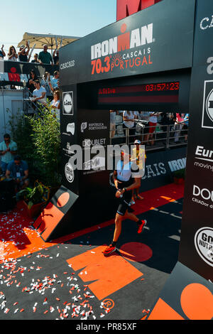 Cascais, Portogallo 30 Sett 2018. Felipe Azevedo del Portogallo taglia il traguardo in terza posizione a Cascais 70,3 Ferro-uomo evento con un tempo di 3.57:40. L evento è stato partecipato da oltre 2.200 atleti da 71 paesi Credito: Alexandre Rotenberg/Alamy Live News Foto Stock