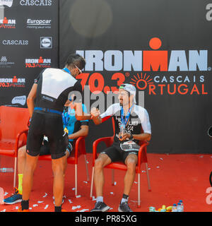 Cascais, Portogallo 30 Sett 2018. Fernando Alarza di Spagna, Joao Silva del Portogallo e Felipe Azevedo anche del Portogallo congratularmi con gli uni con gli altri per il loro primo e secondo e terzo posto rispettivo finisce all'Ironman 70,3 Cascais. L evento è stato partecipato da oltre 2.200 atleti da 71 paesi Credito: Alexandre Rotenberg/Alamy Live News Foto Stock