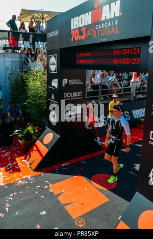 Cascais, Portogallo 30 Sett 2018. British Ironman atleta attraversa la linea a Cascais, Portogallo Ironman annuale concorso 70.30 dove 2.200 partecipanti provenienti da oltre 70 paesi potranno nuotare, ciclo e gara a una delle più belle corse mai progettate per un triathlon Credito: Alexandre Rotenberg/Alamy Live News Foto Stock