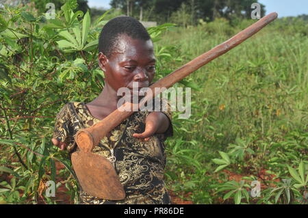 Buyende, Uganda. 29th, Settembre, 2018. Nambi Scovia da 42 anni residente del villaggio di Butaaswa nel quartiere Buyende tenendo la sua zappa dopo aver partecipato al suo giardino di manioca. Ha dimostrato che la disabilità non è di incapacità. Questo è stato prima che le celebrazioni del suo 42o compleanno con il Ministro del Turismo di Busoga unito Hellen Namutamba (non in foto) che aveva visitato il suo. Nambi, una madre di due figli, non hanno entrambi i bracci ma dimostra al mondo che lei è in grado di lavare i suoi vestiti, fare sartoria, cucinare e occuparsi del suo giardino a procurarsi il cibo. Credito: Donald Kiirya/Alamy Live News. Foto Stock