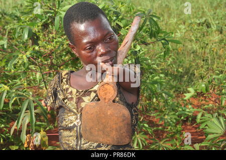 Buyende, Uganda. 29th, Settembre, 2018. Nambi Scovia da 42 anni residente del villaggio di Butaaswa nel quartiere Buyende tenendo la sua zappa dopo aver partecipato al suo giardino di manioca. Ha dimostrato che la disabilità non è di incapacità. Questo è stato prima che le celebrazioni del suo 42o compleanno con il Ministro del Turismo di Busoga unito Hellen Namutamba (non in foto) che aveva visitato il suo. Nambi, una madre di due figli, non hanno entrambi i bracci ma dimostra al mondo che lei è in grado di lavare i suoi vestiti, fare sartoria, cucinare e occuparsi del suo giardino a procurarsi il cibo. Credito: Donald Kiirya/Alamy Live News. Foto Stock