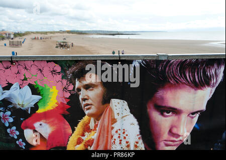 Porthcawl, Regno Unito. Il 30 settembre 2018. Su th ultimo giorno del festival di Elvis il re è visto su un poster a Coney Beach. Decine di migliaia di Elvis Presley fan scendere sulla piccola Welsh cittadina balneare di Porthcawl nel Galles del Sud per una tre giorni di grande celebrazione del re e per ascoltare Elvis gli artisti al più grande festival del suo genere in tutto il mondo. Credito: Graham M. Lawrence/Alamy Live News Foto Stock