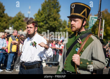 Stuttgart, Germania. Il 30 settembre 2018. In costumi storici e travestimenti, i partecipanti del bicentenario processione del Cannstatter Volksfest eseguire attraverso il Cannstatter Wasen. Credito: dpa picture alliance/Alamy Live News Foto Stock