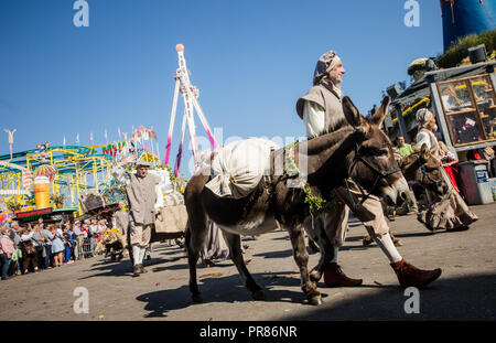 Stuttgart, Germania. Il 30 settembre 2018. In costumi storici, i partecipanti del bicentenario processione del Cannstatter Volksfest eseguire attraverso il Cannstatter Wasen. Credito: dpa picture alliance/Alamy Live News Foto Stock