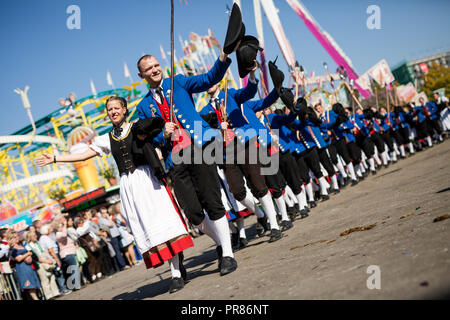 Stuttgart, Germania. Il 30 settembre 2018. In costumi storici, i partecipanti del bicentenario processione del Cannstatter Volksfest eseguire attraverso il Cannstatter Wasen. Credito: dpa picture alliance/Alamy Live News Foto Stock