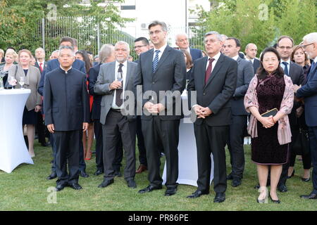 Zagabria, Croazia. 28 Sep, 2018. Ambasciatore cinese in Croazia Hu Zhaoming (1L) anteriore e gli ospiti possono partecipare alla reception in celebrazione del 69º anniversario della fondazione della Repubblica popolare cinese a Zagabria, la capitale della Croazia, a sett. 28, 2018. Credito: Gao Lei/Xinhua/Alamy Live News Foto Stock