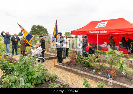 Cheshire, Regno Unito. 30 settembre 2018 era freddo e ventoso come il sindaco di Warrington, Cllr. Karen Mundry, aperto il Memorial Garden e riparto con Commando veterano Ken Preter. La terra per il giardino e di assegnazione sono stati donati alla spalla al soldato, di Leigh-basato della carità che dedica è il momento di sostenere che serve il personale, le loro famiglie e i veterani, da Bent's Garden & Home Centro in Glazebury, Cheshire Credit: John Hopkins/Alamy Live News Foto Stock