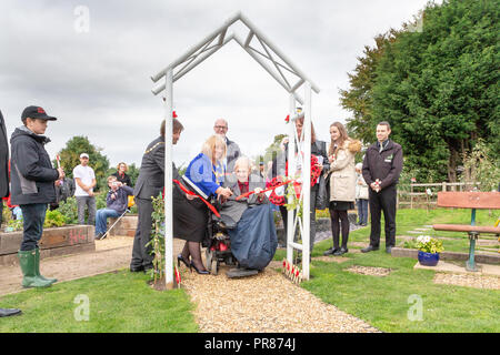 Cheshire, Regno Unito. 30 settembre 2018 era freddo e ventoso come il sindaco di Warrington, Cllr. Karen Mundry, aperto il Memorial Garden e riparto con Commando veterano Ken Preter. La terra per il giardino e di assegnazione sono stati donati alla spalla al soldato, di Leigh-basato della carità che dedica è il momento di sostenere che serve il personale, le loro famiglie e i veterani, da Bent's Garden & Home Centro in Glazebury, Cheshire Credit: John Hopkins/Alamy Live News Foto Stock