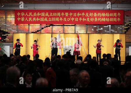 Tokyo, Giappone. Il 27 settembre, 2018. I musicisti si esibiscono cinese di musica folk presso la reception in celebrazione del 69º anniversario della fondazione della Repubblica popolare cinese a Tokyo in Giappone, sul Sett. 27, 2018. Credito: Du Natalino/Xinhua/Alamy Live News Foto Stock