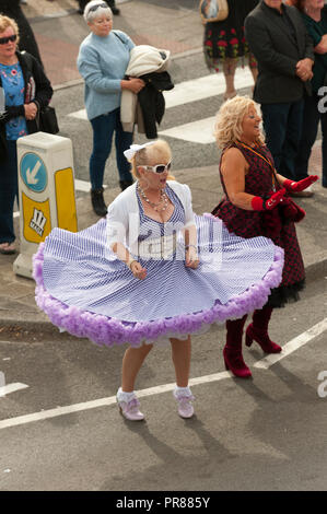 Porthcawl, Regno Unito. Il 30 settembre 2018. Il Priscilla - La Regina del Prom parade si tiene l'ultimo giorno del festival di Elvis. Decine di migliaia di Elvis Presley fan scendere sulla piccola Welsh cittadina balneare di Porthcawl nel Galles del Sud per una tre giorni di grande celebrazione del re e per ascoltare Elvis gli artisti al più grande festival del suo genere in tutto il mondo. Credito: Graham M. Lawrence/Alamy Live News Foto Stock