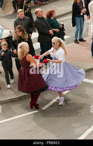 Porthcawl, Regno Unito. Il 30 settembre 2018. Il Priscilla - La Regina del Prom parade si tiene l'ultimo giorno del festival di Elvis. Decine di migliaia di Elvis Presley fan scendere sulla piccola Welsh cittadina balneare di Porthcawl nel Galles del Sud per una tre giorni di grande celebrazione del re e per ascoltare Elvis gli artisti al più grande festival del suo genere in tutto il mondo. Credito: Graham M. Lawrence/Alamy Live News Foto Stock