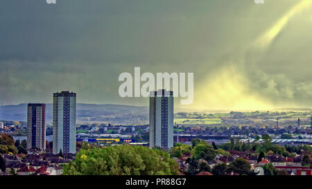 Glasgow, Scotland, Regno Unito, 30 settembre, 2018. Regno Unito: Meteo nuvole temporalesche nel mezzo della sunshine vede un insolito becco sotto la pioggia nuvole sopra le torri di Scotstoun Braehead Intu complesso per lo shopping e il lato sud della città. Gerard Ferry/Alamy news Foto Stock