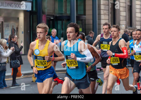 Glasgow, Scotland, Regno Unito. 30 Settembre, 2018. Luca Traynor e Chris Thompson in competizione annuale di Mezza Maratona di grande scozzese Esegui. Credito: Berretto Alamy/Live News Foto Stock